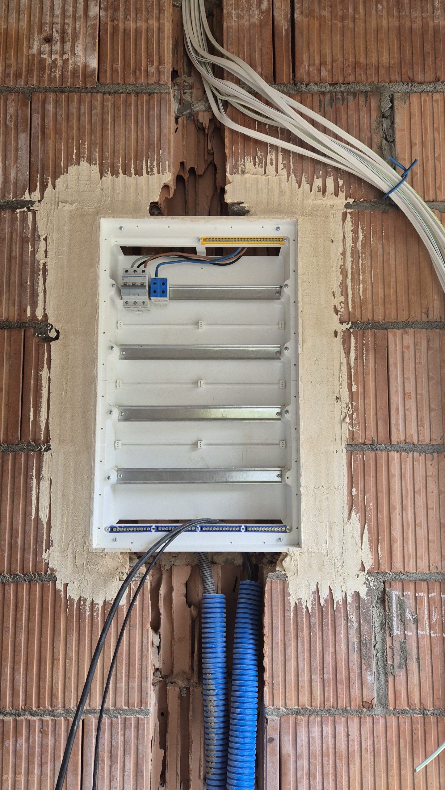 Rozdzielnica elektryczna zamontowana w ścianie – estetyka i bezpieczeństwo w jednym