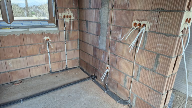 Instalacja elektryczna prowadzona w bruzdach ściennych