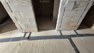 Elektryk Nowy Sącz - Jak prawidłowo układać kable na posadzce