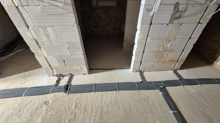 Elektryk Nowy Sącz - Jak prawidłowo układać kable na posadzce