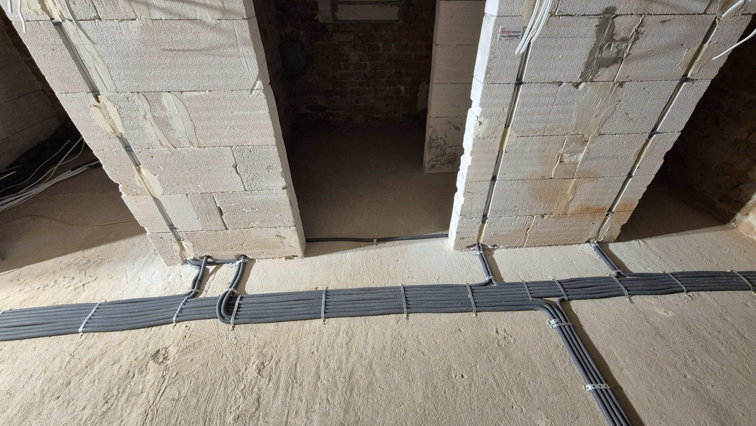 Elektryk Nowy Sącz - Jak prawidłowo układać kable na posadzce