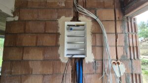 Rozdzielnica elektryczna zamontowana na ścianie