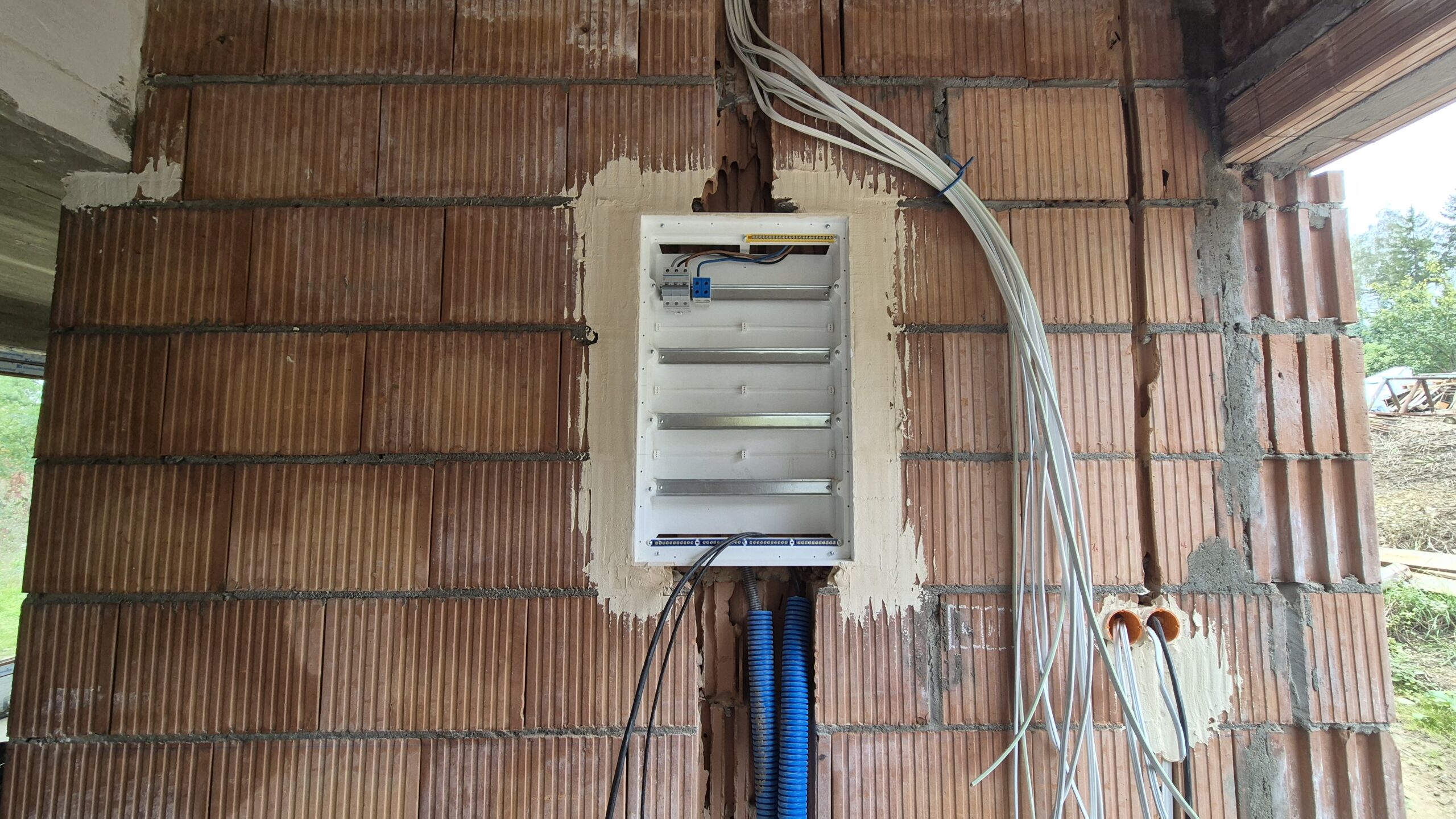 Rozdzielnica elektryczna zamontowana na ścianie