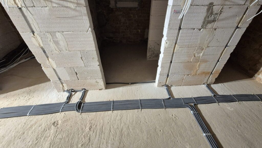 Jak układać kable na posadzkach