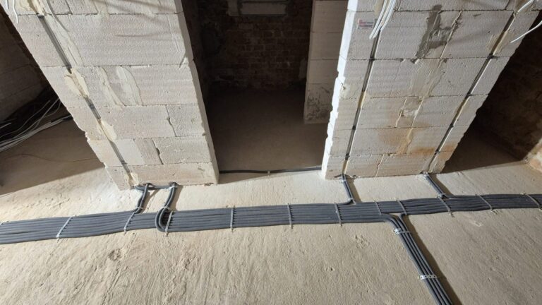 Jak układać kable na posadzkach