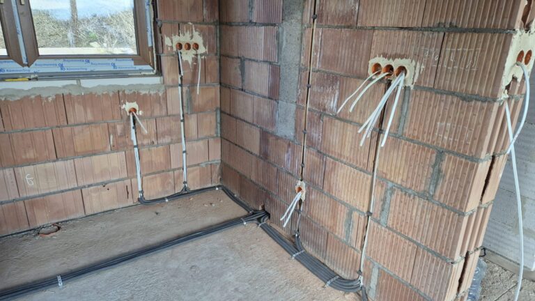 Instalacja elektryczna prowadzona w bruzdach ściennych